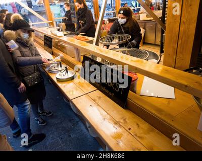 Atemschutzmasken gegen COVID-19 Krankheit Weihnachtsmarkt Stockfoto