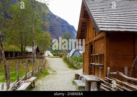 Gudvangen, Norwegen - ca. September 2021: Traditionelle Holzhäuser und Zelte im wikingerdorf auf Norwegen Stockfoto