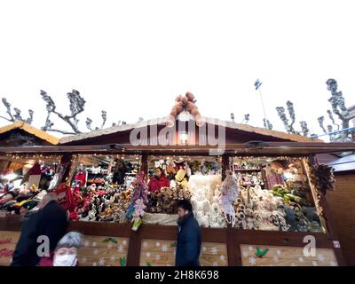 Breites Bild von Marktständen Chalets verkaufen Souvenirs Essen und Glühwein Stockfoto