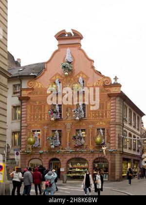 Menschen mit Masken vor dem christlichen Café, das während des COVID-19 für die berühmte Weihnachtshauptstadt dekoriert wurde Stockfoto