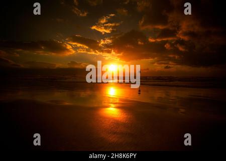Schöner Sonnenuntergang am Meer in Tel Aviv, Israel Stockfoto