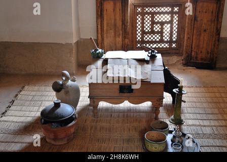 Studentenzimmer im islamischen Madrassa (College) von Ben Youssef in Marrakesch, Marokko Stockfoto