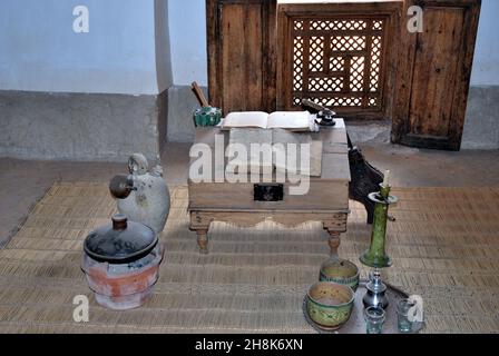 Studentenzimmer im islamischen Madrassa (College) von Ben Youssef in Marrakesch, Marokko Stockfoto