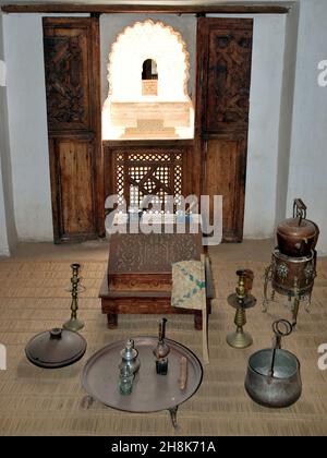 Studentenzimmer im islamischen Madrassa (College) von Ben Youssef in Marrakesch, Marokko Stockfoto