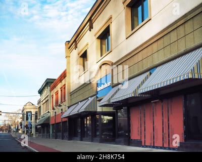 Eastwood, New York, USA. 20. November 2021. Unternehmen entlang der James Street im kleinen Dorf Eastwood, New York, an einem ruhigen Wochenendmorgen Stockfoto