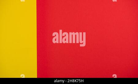 Roter und gelber Hintergrund. Buntes Papier auf der Oberseite. Vorlage für Text oder Konzept. Werbemodell. Präsentation flach Lay Mock up Stockfoto