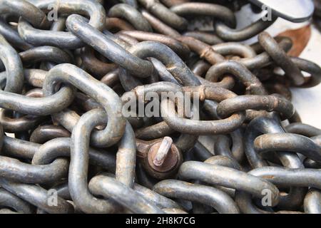 Nahaufnahme von großen rostigen Ketten Stockfoto