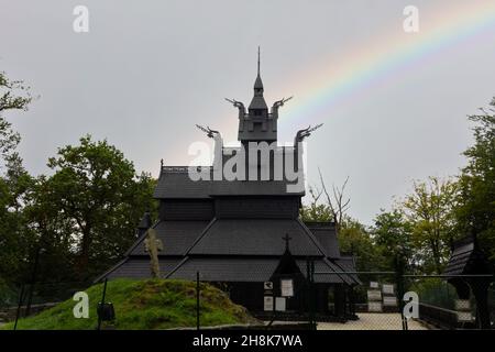 Regenbogen über der Stabkirche von Fantoft in Bergen, Norwegen Stockfoto