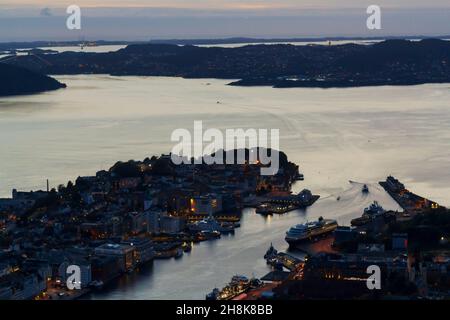 Nördliches Meer und Bergen in der Abenddämmerung Stockfoto