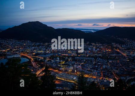 Luftaufnahme der Stadt Bergen in Norwegen bei Dämmerung Stockfoto