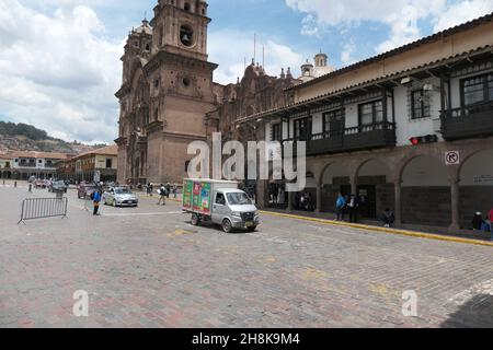 Kirche in Cusco Peru Hauptplatz Kathedrale im alten Inka peruanischen Stil, der Gott Jesus Holly, der berühmte Barriere Van Arch, bögen historische Geschichte Menschen Touristen Stockfoto