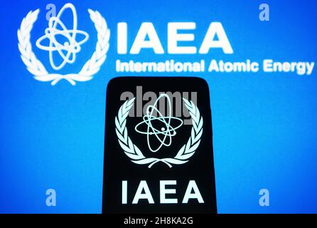 Ukraine. 30th. November 2021. In dieser Abbildung ist das Logo der Internationalen Atomenergiebehörde (IAEA) auf einem Smartphone und einem pc-Bildschirm zu sehen. Kredit: SOPA Images Limited/Alamy Live Nachrichten Stockfoto