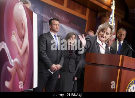 Washington, Usa. 30th. November 2021. Senator Cindy Hyde-Smith (R-MS) spricht am Dienstag, den 30. November 2021, auf einer Pressekonferenz vor dem morgigen mündlichen Vortrag des Obersten Gerichtshofs zu Dobbs gegen Jackson im US-Kapitol in Washington, DC. Dobbs v. Jackson, das sich mit der Verfassungsmäßigkeit eines Gesetzes des Staates Mississippi aus dem Jahr 2018 befasst, das Abtreibungsoperationen nach den ersten 15 Wochen der Schwangerschaft Verbot. Foto Leigh Vogel/UPI Credit: UPI/Alamy Live News Stockfoto