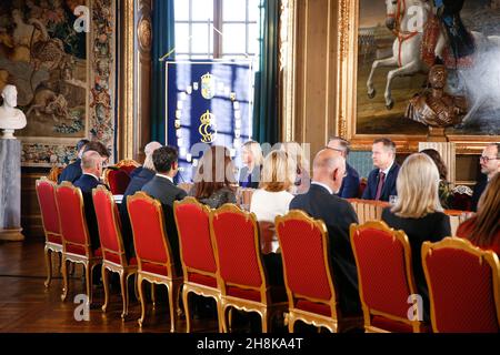 (211130) -- STOCKHOLM, 30. November 2021 (Xinhua) -- Schwedens neue Premierministerin Magdalena Andersson wird am 30. November 2021 bei einem Treffen mit König Carl XVI. Gustaf in Stockholm, Schweden, gesehen. Andersson stellte am Dienstag formell ihr Minoritätskabinett vor und kündigte ihre Prioritäten an. (Magnus Liljegren/Regeringskansliet/Handout über Xinhua) Stockfoto