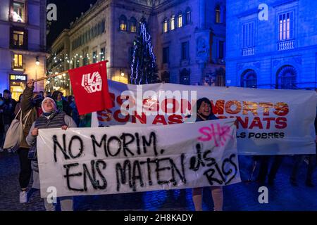 Barcelona, Spanien. 30th. November 2021. Während der Demonstration auf der plaza de Sant Jaume tragen Demonstranten Transparente.Hunderte von Menschen demonstrieren gegen die Sozialpolitik nach dem Tod von vier Personen, die sich in einem verlassenen Geschäftslokal im Zentrum von Barcelona aufhielten, das Feuer fing und ihren Tod verursachte. (Foto von Paco Freire/SOPA Images/Sipa USA) Quelle: SIPA USA/Alamy Live News Stockfoto