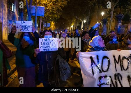 Barcelona, Spanien. 30th. November 2021. Hunderte von Menschen demonstrieren gegen die Sozialpolitik nach dem Tod von vier Personen, die sich in einem verlassenen Geschäftslokal im Zentrum von Barcelona aufhielten, das Feuer fing und ihren Tod verursachte. (Foto von Paco Freire/SOPA Images/Sipa USA) Quelle: SIPA USA/Alamy Live News Stockfoto