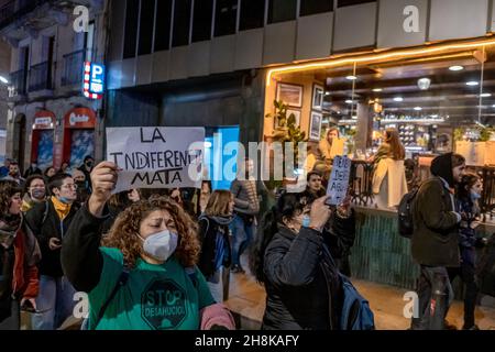 Barcelona, Spanien. 30th. November 2021. Hunderte von Menschen demonstrieren gegen die Sozialpolitik nach dem Tod von vier Personen, die sich in einem verlassenen Geschäftslokal im Zentrum von Barcelona aufhielten, das Feuer fing und ihren Tod verursachte. (Foto von Paco Freire/SOPA Images/Sipa USA) Quelle: SIPA USA/Alamy Live News Stockfoto