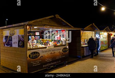 Stände bei Glow 2021, der jährlichen Weihnachtsbeleuchtung im RHS Garden, Wisley, Woking, Surrey, einschließlich eines Käseverkaufs Stockfoto