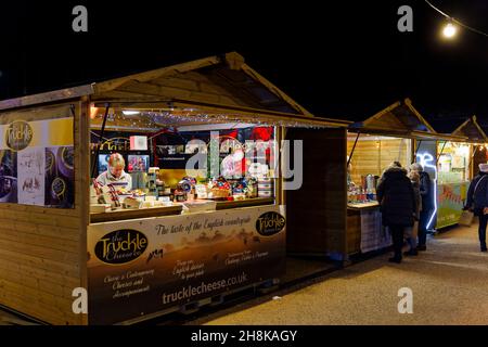 Stände bei Glow 2021, der jährlichen Weihnachtsbeleuchtung im RHS Garden, Wisley, Woking, Surrey, einschließlich eines Käseverkaufs Stockfoto