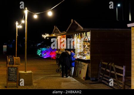 Stände bei Glow 2021, der jährlichen Beleuchtungsveranstaltung im RHS Garden, Wisley, Woking, Surrey, einer der Verkaufsstände für Obstprodukte, Chutney, Marmeladen und Marmelade Stockfoto