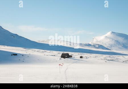 Eine Nothütte am Kungsleden Trail zwischen Salka und Kebnekaise, schneebedeckt, Anfang April 2021 Stockfoto