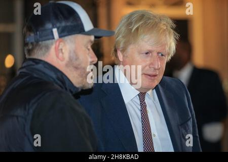 Westminster, London, Großbritannien. 30th. November 2021. Boris Johnson plaudert mit den Leuten auf den Ständen. In der Downing Street wurde ein kleiner Festmarkt mit Ständen, an denen Lebensmittel- und Getränkehandel aus Großbritannien zu finden sind, aufgestellt, um den Handel in GB zu fördern. Premierminister hält eine kurze Rede vor der Downing Street 10 und spaziert später herum und spricht mit den verschiedenen Unternehmen. An dem Markt nehmen auch mehrere Mitglieder seines Kabinetts, Abgeordnete und andere Gäste Teil. Kredit: Imageplotter/Alamy Live Nachrichten Stockfoto