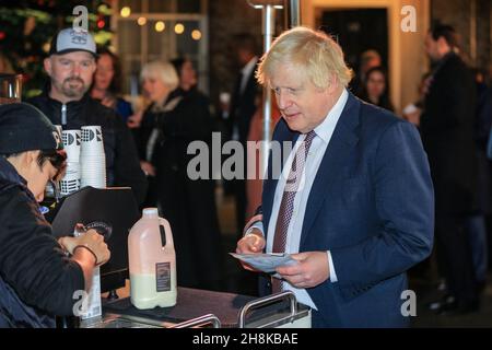 Westminster, London, Großbritannien. 30th. November 2021. Boris Johnson plaudert mit Leuten an einem Kaffeestall. In der Downing Street wurde ein kleiner Festmarkt mit Ständen, an denen Lebensmittel- und Getränkehandel aus Großbritannien zu finden sind, aufgestellt, um den Handel in GB zu fördern. Premierminister hält eine kurze Rede vor der Downing Street 10 und spaziert später herum und spricht mit den verschiedenen Unternehmen. An dem Markt nehmen auch mehrere Mitglieder seines Kabinetts, Abgeordnete und andere Gäste Teil. Kredit: Imageplotter/Alamy Live Nachrichten Stockfoto