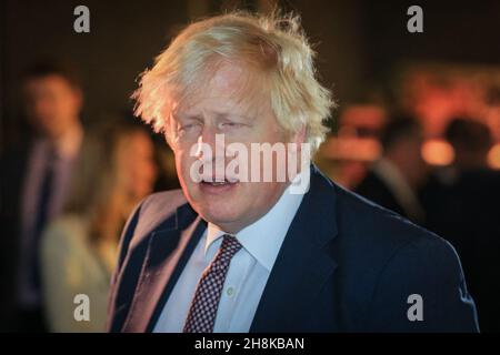 Westminster, London, Großbritannien. 30th. November 2021. Boris Johnson plaudert mit Leuten an einem Kaffeestall. In der Downing Street wurde ein kleiner Festmarkt mit Ständen, an denen Lebensmittel- und Getränkehandel aus Großbritannien zu finden sind, aufgestellt, um den Handel in GB zu fördern. Premierminister hält eine kurze Rede vor der Downing Street 10 und spaziert später herum und spricht mit den verschiedenen Unternehmen. An dem Markt nehmen auch mehrere Mitglieder seines Kabinetts, Abgeordnete und andere Gäste Teil. Kredit: Imageplotter/Alamy Live Nachrichten Stockfoto