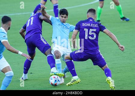 Orlando, Florida, USA, 8. Mai 2021, Der New York City FC-Spieler kämpft im Spiel gegen den Orlando City SC im Exploria Stadium in Orl um den Ball Stockfoto