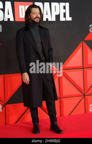 Madrid, Spanien. 30th. November 2021. Alvaro Morte nimmt an der Premiere für den zweiten Teil der letzten Staffel von 'La Casa de Papel' Teil. (Foto: Atilano Garcia/SOPA Images/Sipa USA) Quelle: SIPA USA/Alamy Live News Stockfoto