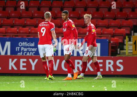 LONDON, GBR. NOV 30th Mason Burstow von Charlton Athletic feiert sein Tor während des EFL Trophy-Spiels zwischen Charlton Athletic und Aston Villa am Dienstag, den 30th. November 2021 im The Valley, London. (Kredit: Tom West | MI News) Kredit: MI Nachrichten & Sport /Alamy Live News Stockfoto