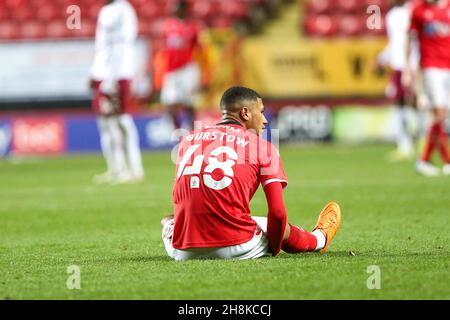 LONDON, GBR. NOV 30th Mason Burstow von Charlton Athletic geht beim EFL Trophy-Spiel zwischen Charlton Athletic und Aston Villa am Dienstag, dem 30th. November 2021, mit Cramp unter. (Kredit: Tom West | MI News) Kredit: MI Nachrichten & Sport /Alamy Live News Stockfoto