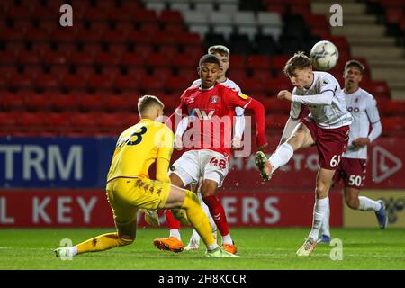 LONDON, GBR. NOV 30th Mason Burstow von Charlton Athletic kann den Ball nicht vor der gegnerischen Verteidigung während des EFL Trophy-Spiels zwischen Charlton Athletic und Aston Villa im Londoner Valley am Dienstag, den 30th. November 2021, erreichen. (Kredit: Tom West | MI News) Kredit: MI Nachrichten & Sport /Alamy Live News Stockfoto