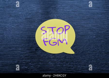 Textunterschrift mit der Darstellung von Stop FGM. Wort für Schluss mit Genitalschnitt und Beschneidung Neue Ideen frisches Konzept Kreative Kommunikation produktiv Stockfoto