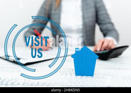 Schreiben Text anzeigen Besuchen Sie uns. Internet-Konzept Einladung Webseite ansehen Link zur Homepage Blog Internet Eine junge Lady Orbusiness-Frau Stockfoto