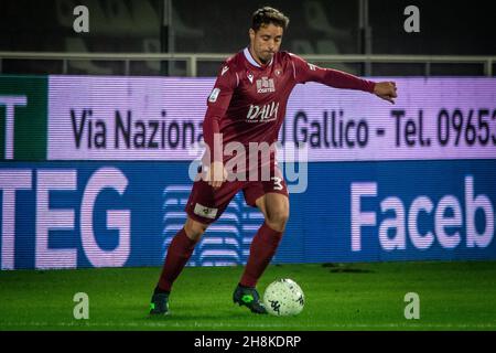 Reggio Calabria, Italien. 30th. November 2021. Cionek Thiago (Reggina) gedreht während Reggina 1914 gegen Ascoli Calcio, Italienisches Fußballspiel der Serie B in Reggio Calabria, Italien, November 30 2021 Quelle: Independent Photo Agency/Alamy Live News Stockfoto