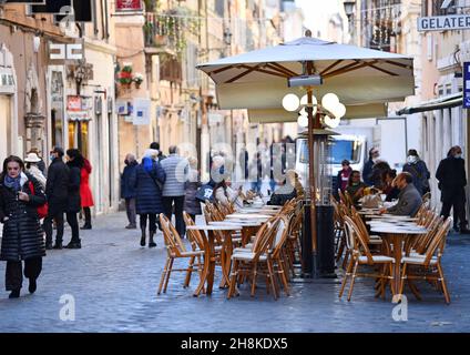 Rom, Italien. 30th. November 2021. Am 30. November 2021 sitzen Menschen auf der Terrasse eines Restaurants in Rom, Italien. Italien meldete am Dienstag 12.764 neue COVID-19-Fälle, was die Gesamtzahl der bestätigten COVID-19-Fälle nach den neuesten Daten des italienischen Gesundheitsministeriums auf 5.028.547 bringt. Quelle: Jin Mamengni/Xinhua/Alamy Live News Stockfoto