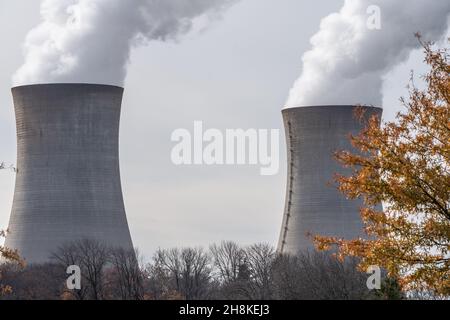Montgomery County, Pennsylvania, USA – 19. November 2021 - Nahaufnahme der Limerick-Generationsstation während des Tages Stockfoto