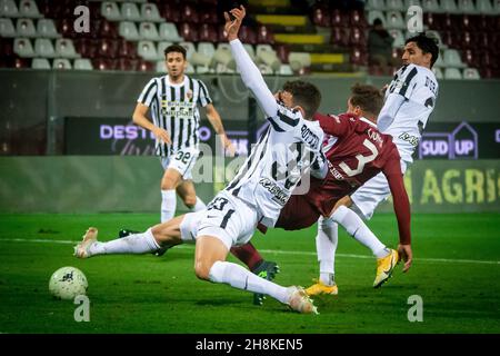 Reggio Calabria, Italien. 30th. November 2021. Cionek Thiago (Reggina) gedreht während Reggina 1914 gegen Ascoli Calcio, Italienisches Fußballspiel der Serie B in Reggio Calabria, Italien, November 30 2021 Quelle: Independent Photo Agency/Alamy Live News Stockfoto