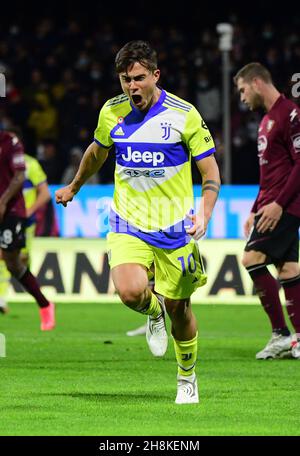 Salerno, Italien. 30th. November 2021. Juventus' Paulo Dybala feiert sein Tor am 30. November 2021 in Salernitana, Italien, bei einem Fußballspiel der Serie A zwischen FC Juventus und Salernitana. Quelle: Alberto Lingria/Xinhua/Alamy Live News Stockfoto