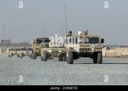 „Spears Ready“-Soldaten des Fort Bragg, N.C., basierten am 27. November 2021 im Camp Arifjan, Kuwait, auf einem Konvoi des Expeditionary Sustainment Command von 3rd zu einem Versammlungsgebiet. Expeditionary-Erhaltungs-Kommandos verschieben ihre TAC in Kriegszeiten oft nach vorne, um die Unterstützung für die Erhaltungs-Unterstützung an vorderster Front zu erleichtern. Die Soldaten sind seit August im Einsatz und besetzen den operativen Kommandoposten des 1st Theatre Sustainment Command. Stockfoto