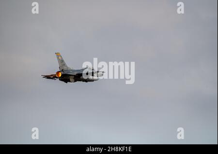 Ein Pilot der US-Luftwaffe, der dem 79th Fighter Squadron zugewiesen wurde, fliegt eine F-16 Viper während der Übung Iron Hand 22-2 auf der Tyndall Air Force Base, Florida. November 10, 2021. Die Tiger wurden ursprünglich an Tyndall beauftragt, die karierte Flagge 22-1 und das Weapons System Evaluations Program East zu unterstützen, der 20th Fighter Wing nutzte die Gelegenheit, eine von der Waffe getriebene Übung, Iron-Hand 22-02, aufzunehmen. (USA Luftwaffe Foto von Senior Airman Cody Sanders) Stockfoto