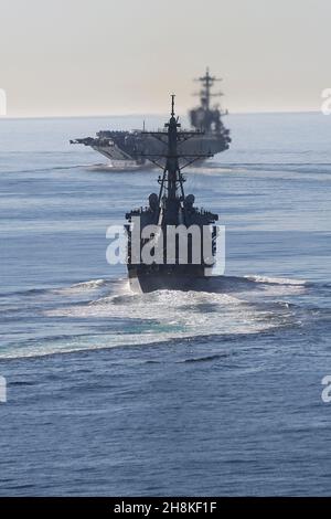 PAZIFISCHER OZEAN (Nov 13, 2021) die Arleigh Burke-Klasse, USS Fitzgerald (DDG 62) und USS Abraham Lincoln (CVN 72), durchfahren den Pazifischen Ozean als Teil der Carrier Strike Group (CSG) 3. CSG-3 führt derzeit Routineoperationen in der US-3rd-Flotte durch. (USA Navy Foto von Mass Communication Specialist Seaman Thaddeus Berry/veröffentlicht) Stockfoto