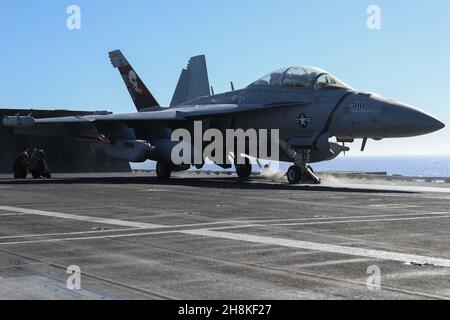 PAZIFISCHER OZEAN (Nov 13, 2021) an Bord der USS Abraham Lincoln (CVN 72) führen Seeleute Vorflugkontrollen an einem EA-18G Growler durch, der den 'Wizards' des Electronic Attack Squadron (VAQ) 133 zugewiesen wurde. Abraham Lincoln führt derzeit Routineoperationen in der US-Flotte von 3rd durch. (USA Navy Foto von Mass Communication Specialist 3rd Klasse Louis Lea/veröffentlicht) Stockfoto