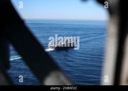 PAZIFISCHER OZEAN (Nov 13, 2021) USS Abraham Lincoln (CVN 72) durchsetzt den Pazifischen Ozean. Abraham Lincoln führt derzeit Routineoperationen in der US-Flotte von 3rd durch. (USA Navy Foto von Mass Communication Specialist Seaman Thaddeus Berry/veröffentlicht) Stockfoto