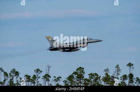 Ein Pilot der US-Luftwaffe, der dem 79th Fighter Squadron zugewiesen wurde, fliegt eine F-16 Viper während der Übung Iron Hand 22-2 auf der Tyndall Air Force Base, Florida. November 10, 2021. Die Tiger wurden ursprünglich an Tyndall beauftragt, die karierte Flagge 22-1 und das Weapons System Evaluations Program East zu unterstützen, der 20th Fighter Wing nutzte die Gelegenheit, eine von der Waffe getriebene Übung, Iron-Hand 22-02, aufzunehmen. (USA Luftwaffe Foto von Senior Airman Cody Sanders) Stockfoto