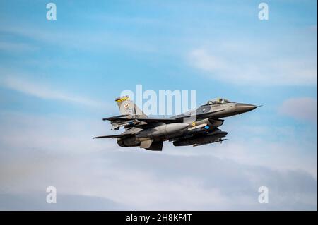 Ein Pilot der US-Luftwaffe, der dem 79th Fighter Squadron zugewiesen wurde, fliegt eine F-16 Viper während der Übung Iron Hand 22-2 auf der Tyndall Air Force Base, Florida. November 10, 2021. Die Tiger wurden ursprünglich an Tyndall beauftragt, die karierte Flagge 22-1 und das Weapons System Evaluations Program East zu unterstützen, der 20th Fighter Wing nutzte die Gelegenheit, eine von der Waffe getriebene Übung, Iron-Hand 22-02, aufzunehmen. (USA Luftwaffe Foto von Senior Airman Cody Sanders) Stockfoto