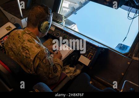 US Air Force Reserve Senior Master Sgt. Michael Parks, 79th Air Betanking Squadron KC-10 Extender-Boom-Betreiber, Travis Air Force Base, Kalifornien, nimmt Notizen in einem KC-10-Boompod vor der Luft-Luft-Betankung zur Unterstützung der Checkered Flag 22-1 über dem Golf von Mexiko, 9. November 2021. Checkered Flag ist eine großräutige Luftübung auf der Tyndall Air Force Base, Florida, die durch die Einbindung von Flugzeugen der vierten und fünften Generation während der Luft-Luft-Kampfausbildung die Bereitschaft und Interoperabilität fördert. Die 22-1 Iteration der Übung fand vom 8. Bis 19. November 2021 statt. (USA Luftstärke ph Stockfoto