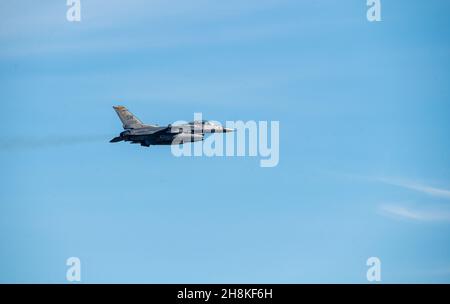 Ein Pilot der US-Luftwaffe, der dem 79th Fighter Squadron zugewiesen wurde, fliegt eine F-16 Viper während der Übung Iron Hand 22-2 auf der Tyndall Air Force Base, Florida. November 10, 2021. Die Tiger wurden ursprünglich an Tyndall beauftragt, die karierte Flagge 22-1 und das Weapons System Evaluations Program East zu unterstützen, der 20th Fighter Wing nutzte die Gelegenheit, eine von der Waffe getriebene Übung, Iron-Hand 22-02, aufzunehmen. (USA Luftwaffe Foto von Senior Airman Cody Sanders) Stockfoto