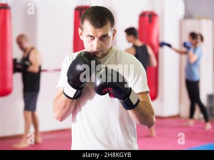 Der junge Mann übt verschiedene Kiks Stockfoto